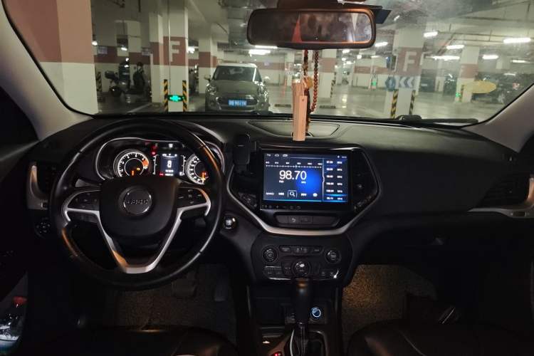 Used Jeep Cherokee 2016 2.4L Leading Edition Center Console