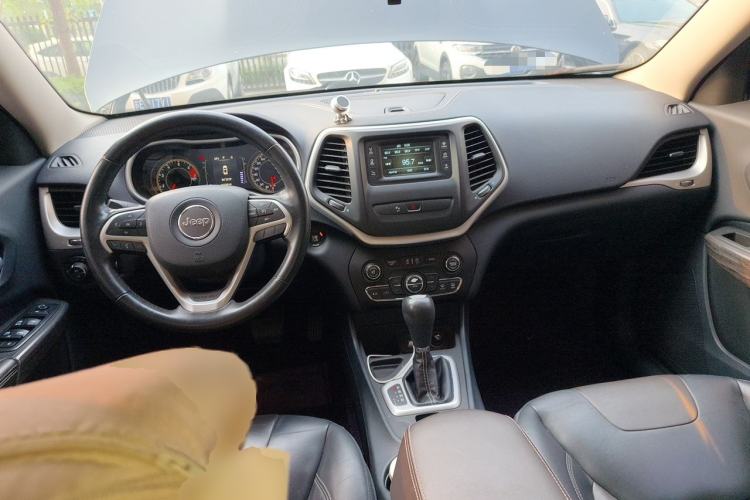 Used Jeep Cherokee 2016 2.4L Leading Edition Center Console