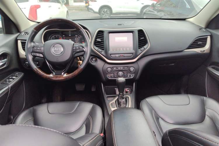 Used Jeep Cherokee 2016 2.4L Leading Smart Version Center Console