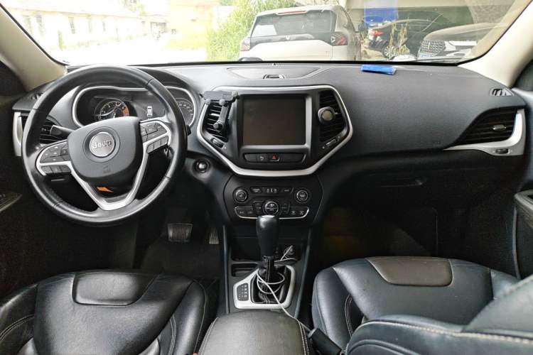 Used Jeep Cherokee 2016 2.4L Leading Smart Version Center Console