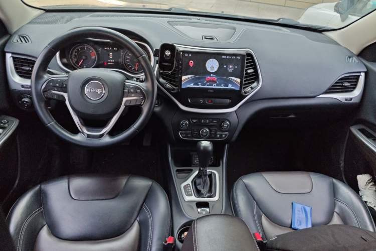 Used Jeep Cherokee 2016 2.4L Leading Edition Center Console