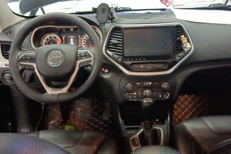 Used Jeep Cherokee 2016 2.4L Leading Edition Center Console