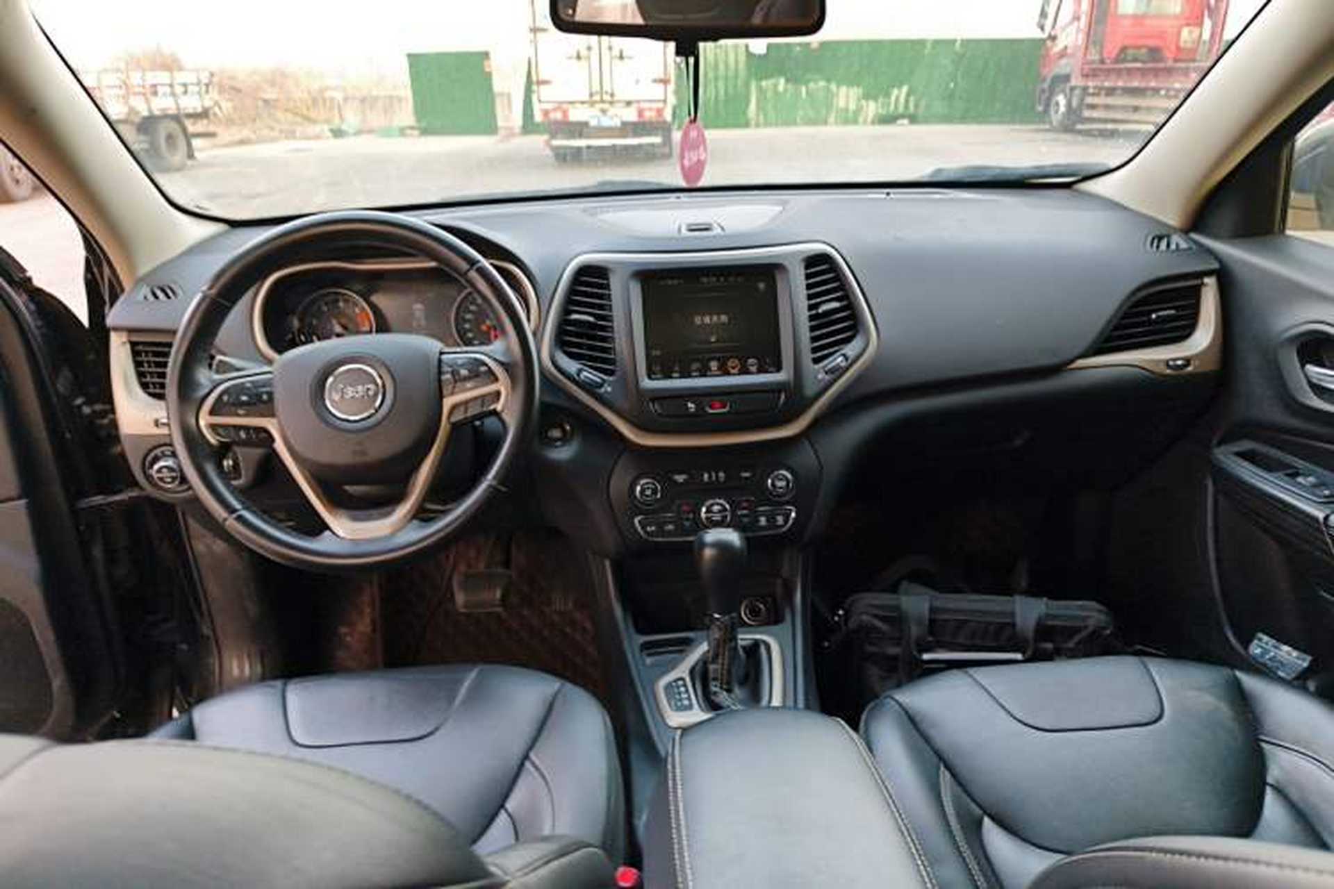 Used Jeep Cherokee 2016 2.4L Leading Smart Version Center Console