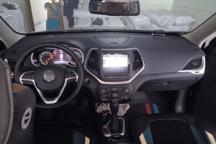 Used Jeep Cherokee 2016 2.4L Professional Smart Version Center Console