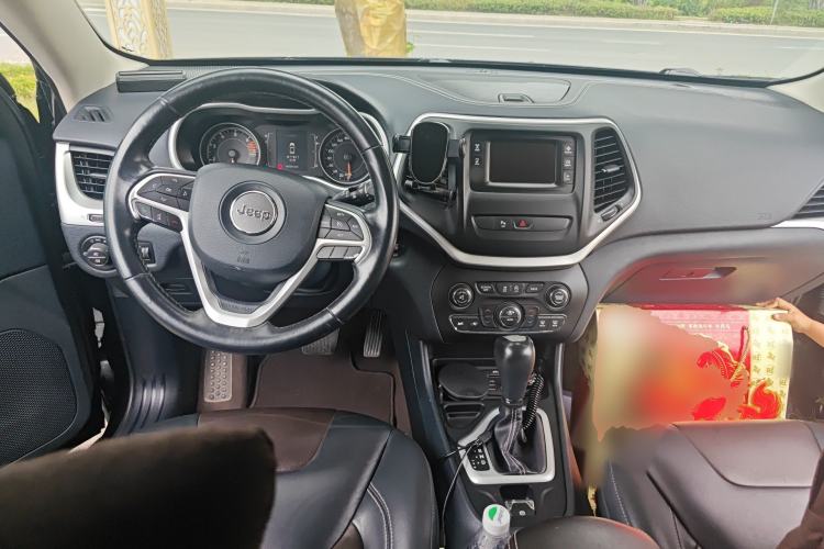 Used Jeep Cherokee 2016 2.4L Leading Edition Center Console