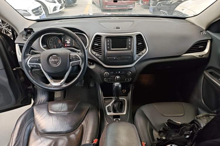 Used Jeep Cherokee 2016 2.4L Leading Edition Center Console