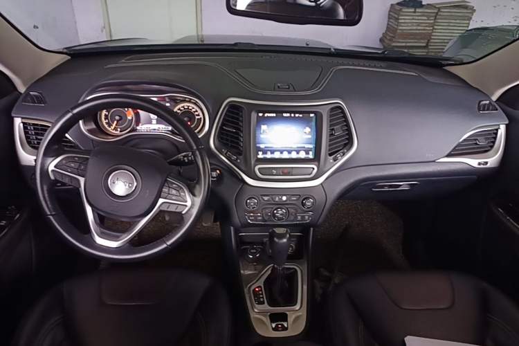 Used Jeep Cherokee 2016 2.4L Professional Smart Version Center Console