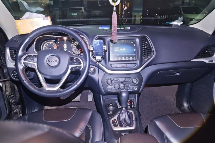 Used Jeep Cherokee 2016 2.4L Professional Smart Version Center Console