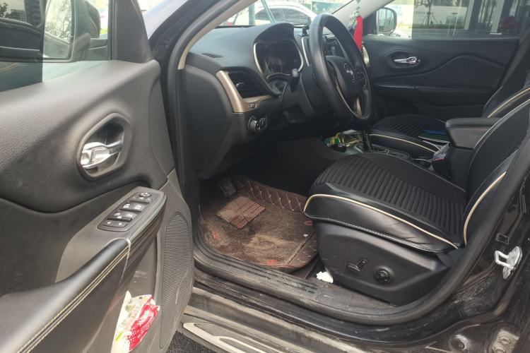 Used Jeep Cherokee 2016 2.4L Professional Edition Driver Seat