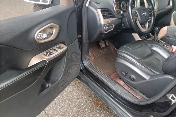 Used Jeep Cherokee 2016 2.0L Superior Edition Driver Seat