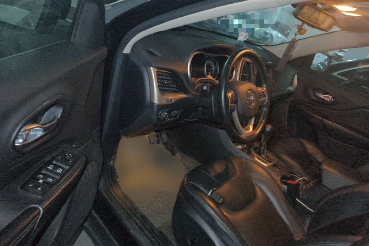 Used Jeep Cherokee 2016 2.0L Superior Edition Driver Seat