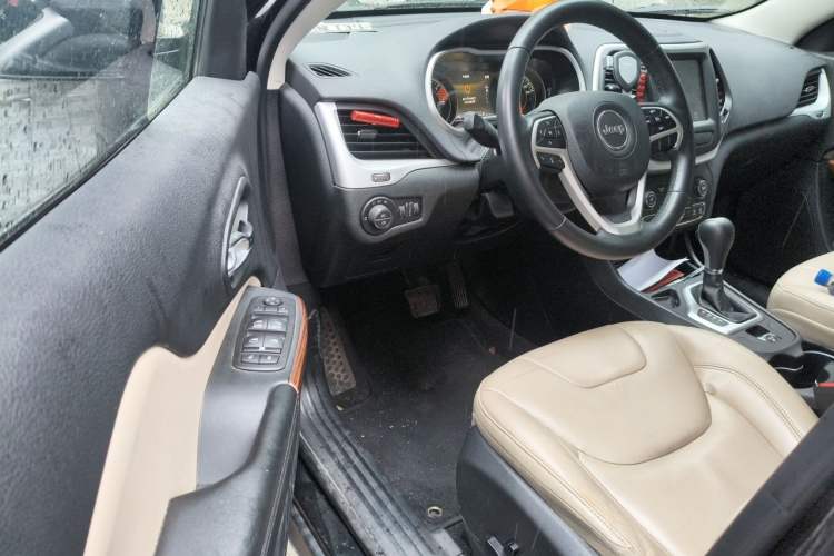 Used Jeep Cherokee 2016 2.0L Superior Edition Driver Seat