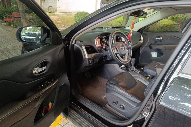 Used Jeep Cherokee 2016 2.4L Superior Edition Driver Seat