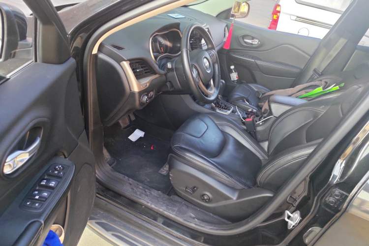 Used Jeep Cherokee 2016 2.4L Professional Edition Driver Seat