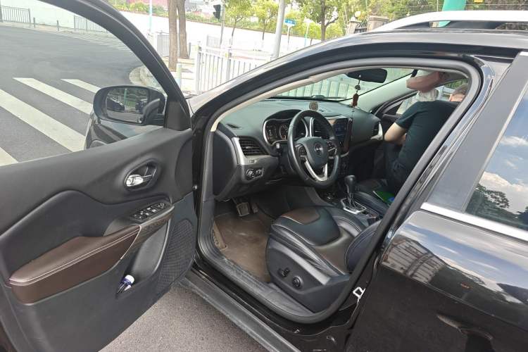 Used Jeep Cherokee 2016 2.4L Professional Edition Driver Seat