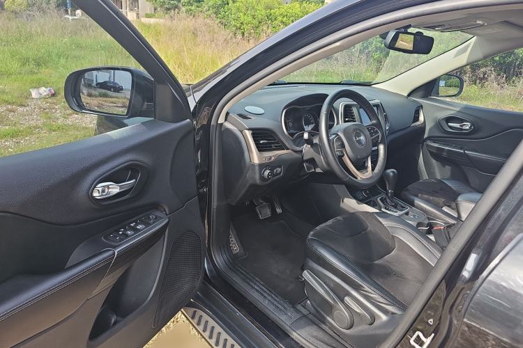 Used Jeep Cherokee 2016 2.0L Leading Edition Driver Seat