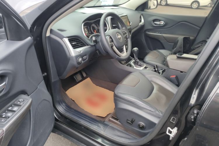 Used Jeep Cherokee 2016 2.4L Leading Edition Driver Seat