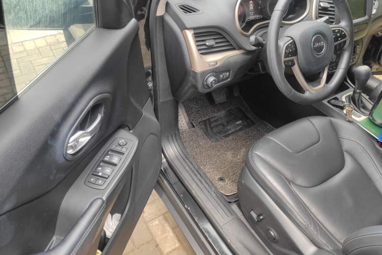 Used Jeep Cherokee 2016 2.0L Superior Edition Driver Seat