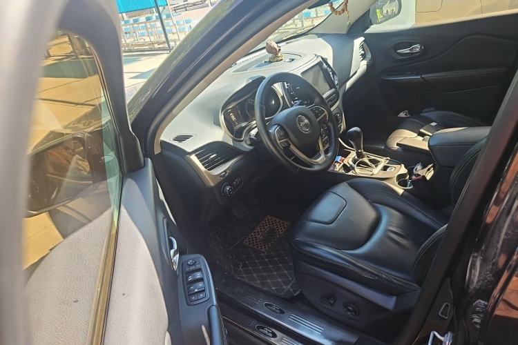Used Jeep Cherokee 2016 2.0L Superior Edition Driver Seat