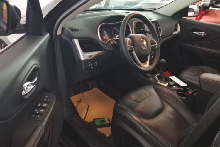 Used Jeep Cherokee 2016 2.4L Professional Edition Driver Seat