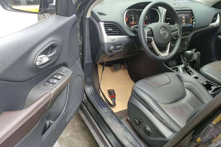 Used Jeep Cherokee 2016 2.4L Leading Edition Driver Seat