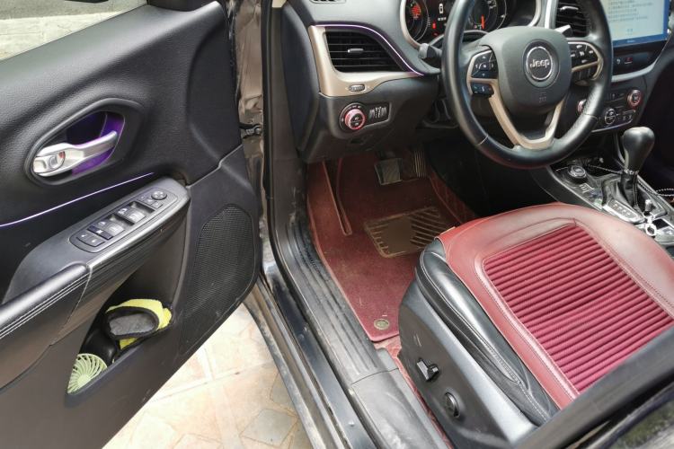 Used Jeep Cherokee 2016 2.4L Professional Edition Driver Seat