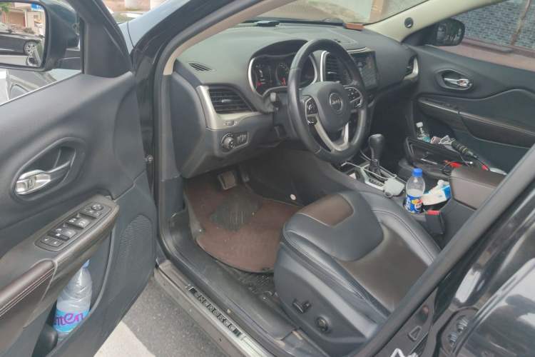 Used Jeep Cherokee 2016 2.4L Leading Edition Driver Seat