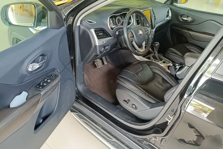 Used Jeep Cherokee 2016 2.4L Leading Edition Driver Seat