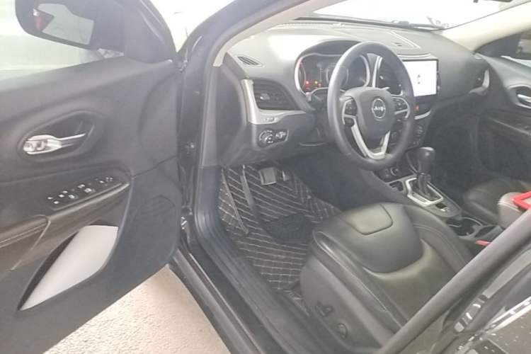 Used Jeep Cherokee 2016 2.4L Leading Edition Driver Seat