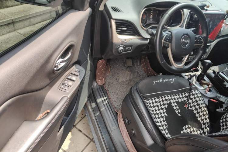 Used Jeep Cherokee 2016 2.0L Superior Edition Driver Seat