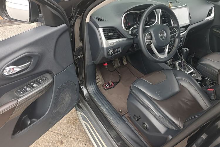 Used Jeep Cherokee 2016 2.4L Leading Edition Driver Seat