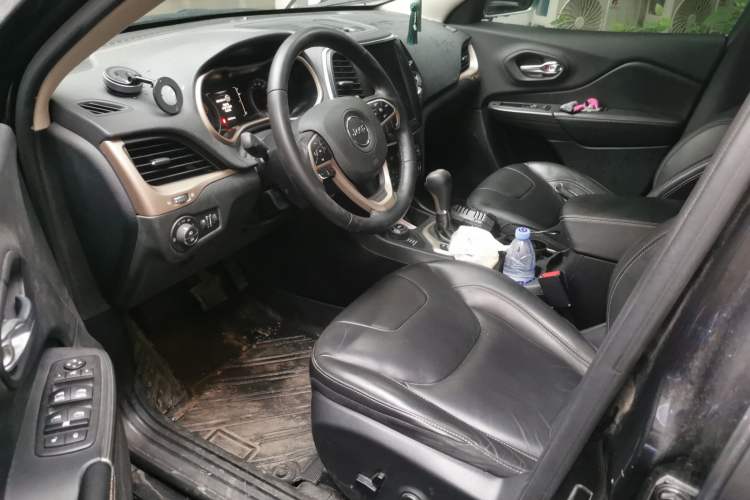 Used Jeep Cherokee 2016 2.4L Professional Edition Driver Seat