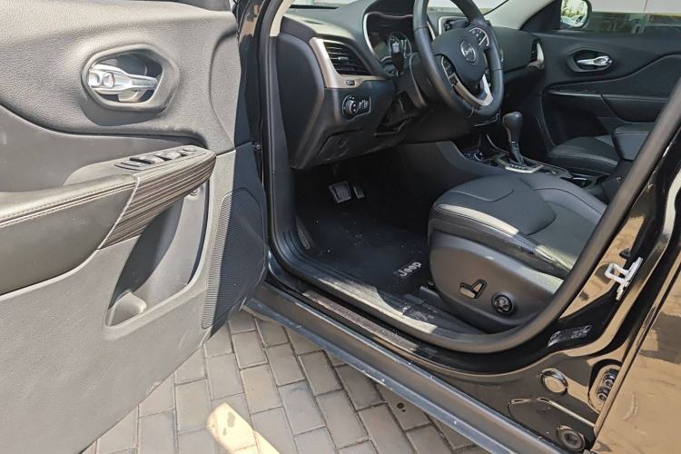 Used Jeep Cherokee 2016 2.4L Leading Smart Version Driver Seat