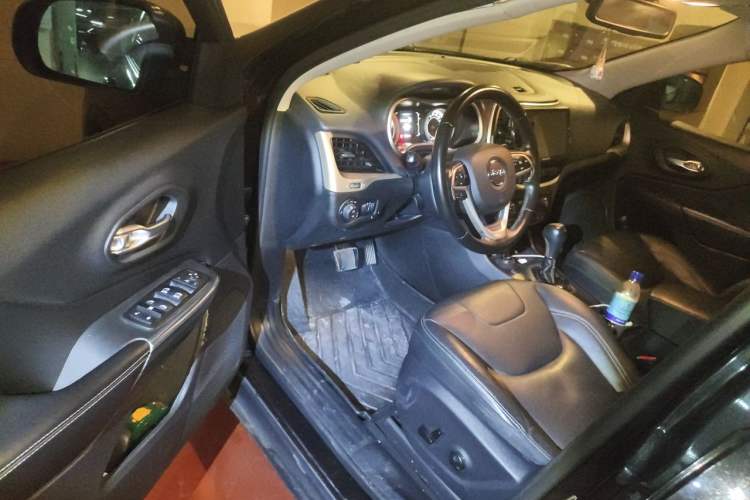 Used Jeep Cherokee 2016 2.4L Professional Edition Driver Seat