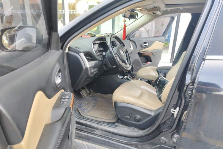 Used Jeep Cherokee 2016 2.0L Superior Edition Driver Seat