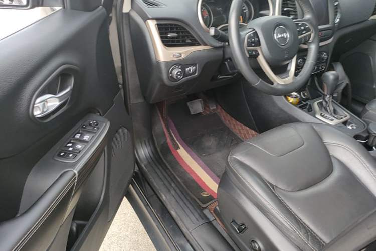 Used Jeep Cherokee 2016 2.0L Superior Edition Driver Seat