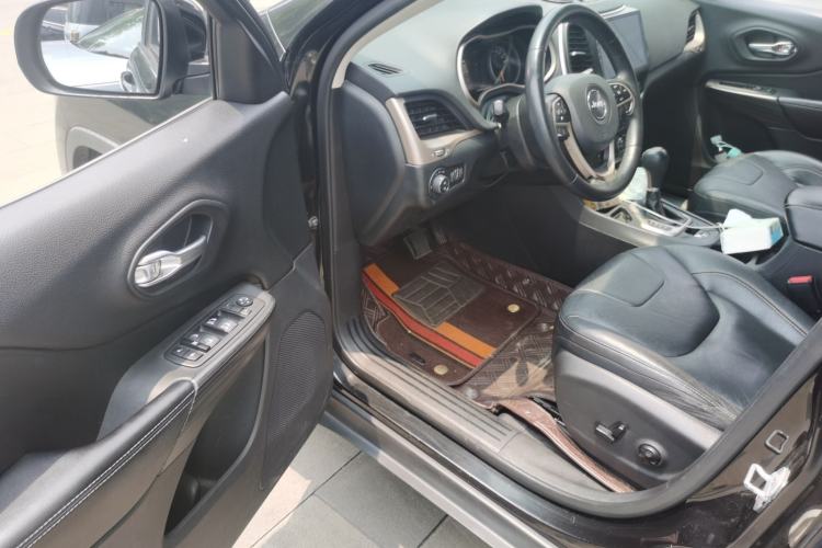 Used Jeep Cherokee 2016 2.0L Superior Edition Driver Seat
