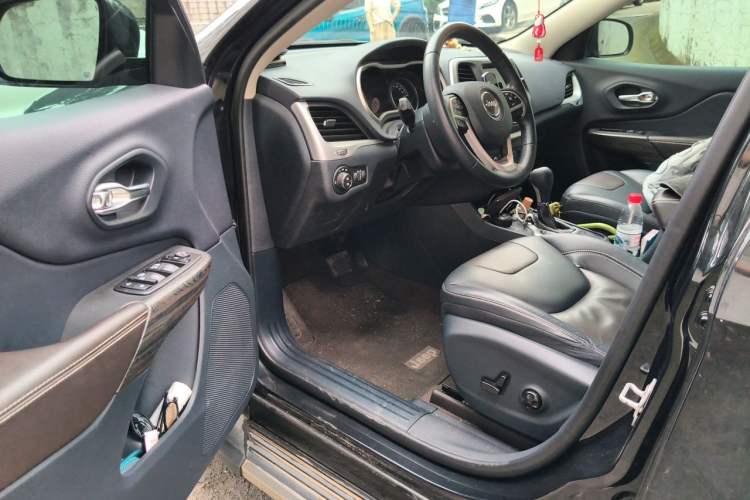 Used Jeep Cherokee 2016 2.4L Professional Smart Version Driver Seat