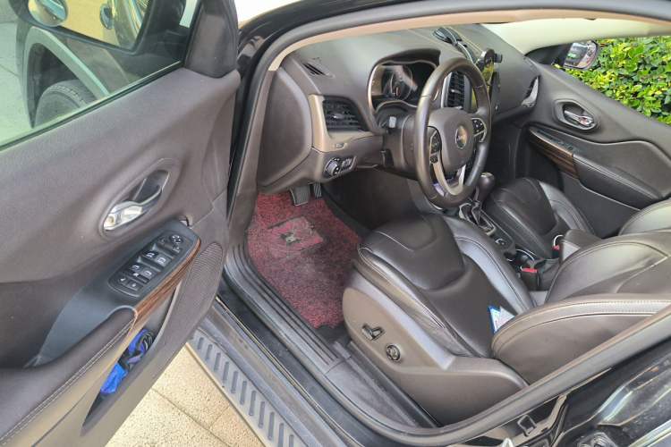 Used Jeep Cherokee 2016 2.0L Superior Edition Driver Seat