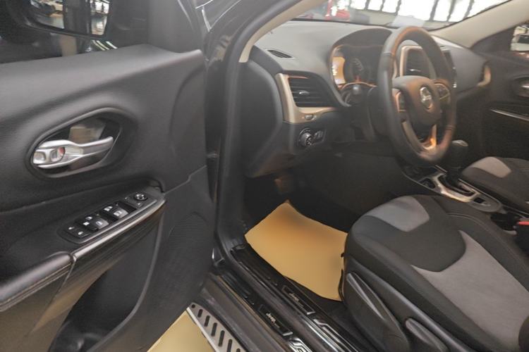 Used Jeep Cherokee 2016 2.0L Smart Version Driver Seat