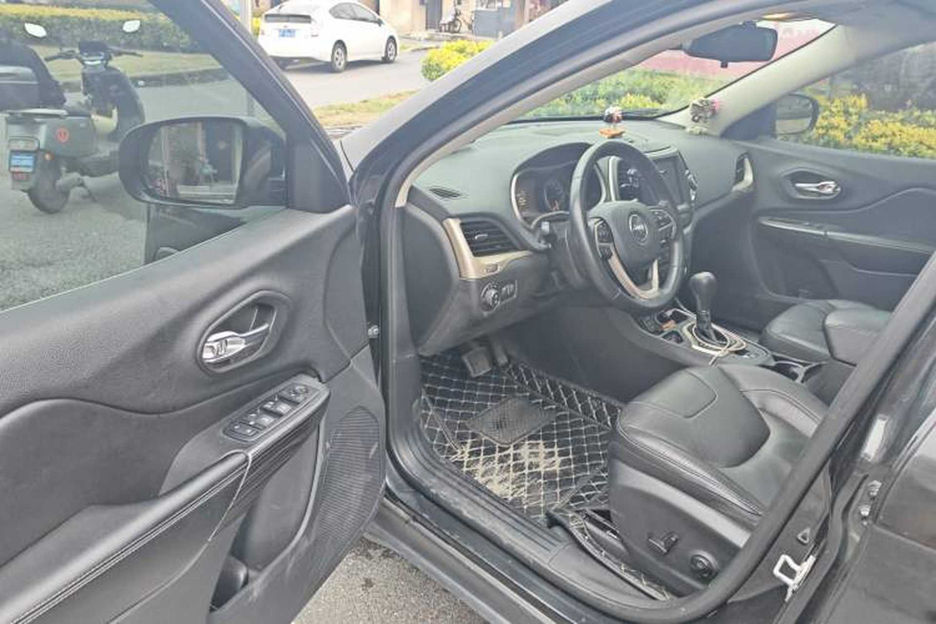 Used Jeep Cherokee 2016 2.0L Superior Edition Driver Seat