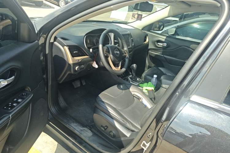 Used Jeep Cherokee 2016 2.0L Superior Edition Driver Seat