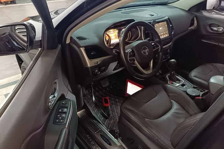Used Jeep Cherokee 2016 2.0L Superior Edition Driver Seat