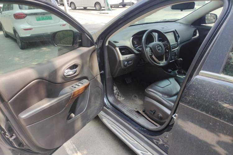 Used Jeep Cherokee 2016 2.4L Professional Smart Version Driver Seat