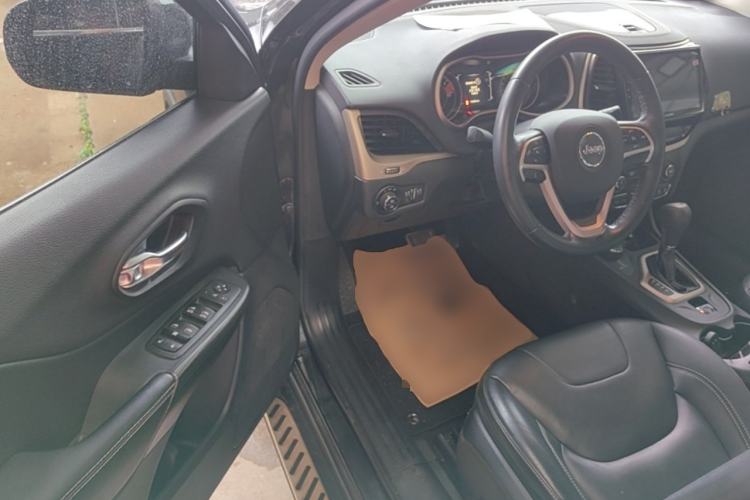 Used Jeep Cherokee 2016 2.4L Professional Edition Driver Seat