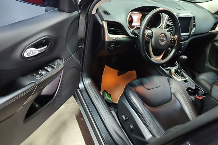 Used Jeep Cherokee 2016 2.0L Superior Edition Driver Seat