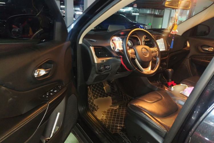 Used Jeep Cherokee 2016 2.0L Superior Edition Driver Seat