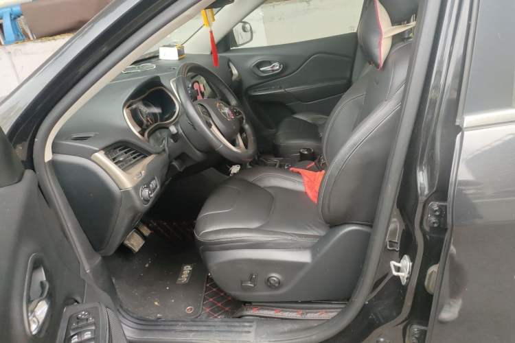 Used Jeep Cherokee 2016 2.0L Superior Edition Driver Seat