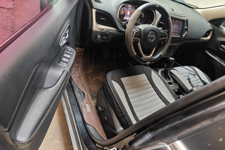 Used Jeep Cherokee 2016 2.0L Superior Edition Driver Seat