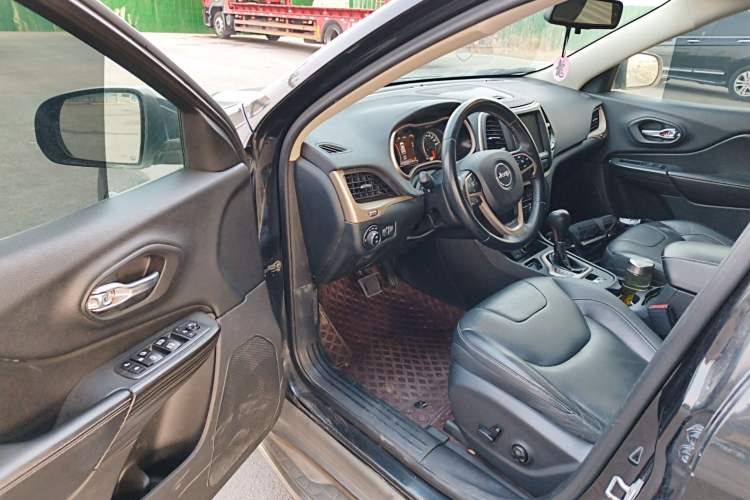 Used Jeep Cherokee 2016 2.4L Leading Smart Version Driver Seat